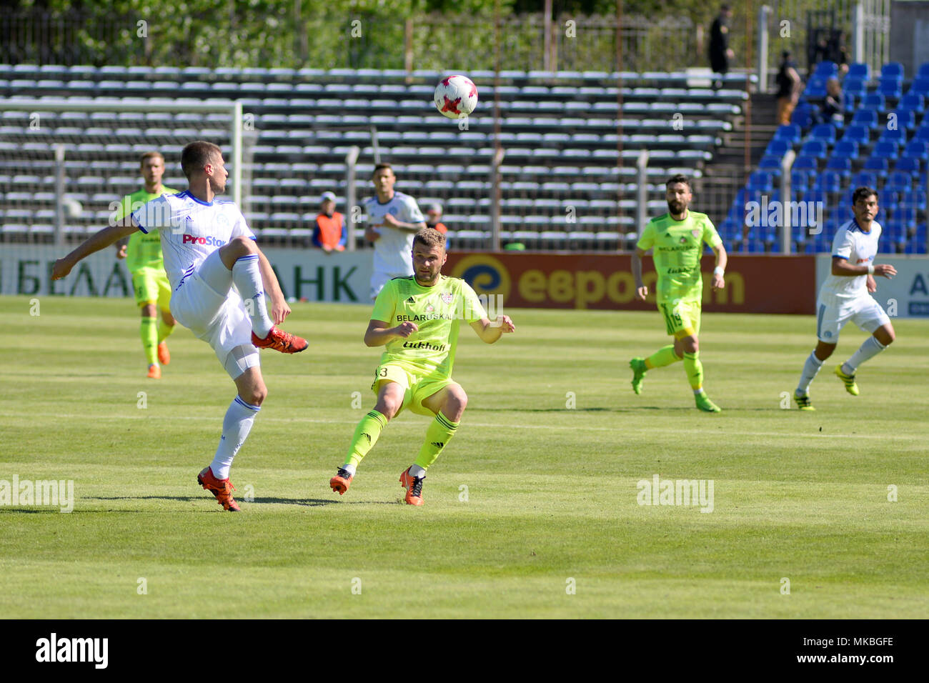 MINSK, BIELORRUSIA - Mayo 6, 2018: los jugadores de fútbol lucha por la pelota durante el partido de fútbol de la Liga Premier de Belarús entre el FC Dinamo Minsk y FC Shakhtar al Traktor Stadium. Foto de stock