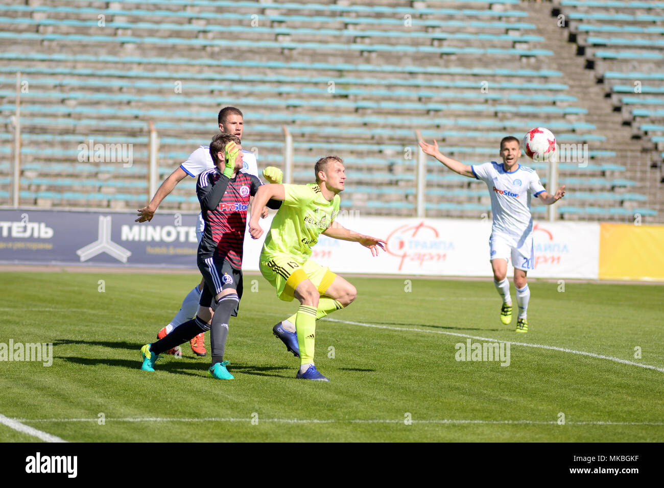 MINSK, BIELORRUSIA - Mayo 6, 2018: los jugadores de fútbol lucha por la pelota durante el partido de fútbol de la Liga Premier de Belarús entre el FC Dinamo Minsk y FC Shakhtar al Traktor Stadium. Foto de stock