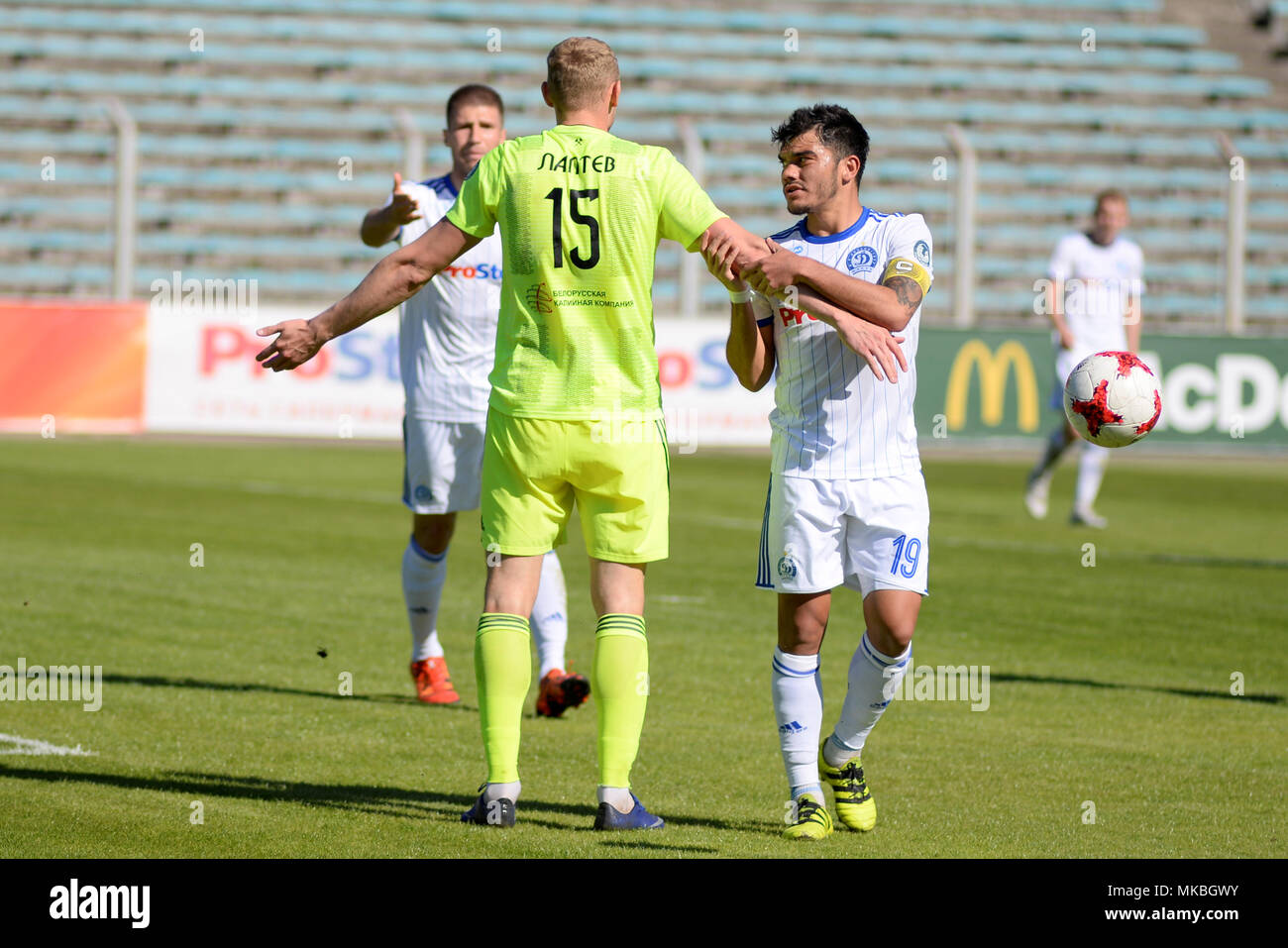 MINSK, BIELORRUSIA - Mayo 6, 2018: los futbolistas argumentan, conflictos durante la Premier League de fútbol bielorruso partido entre el FC Dinamo Minsk y FC Shakhtar al Traktor Stadium Foto de stock