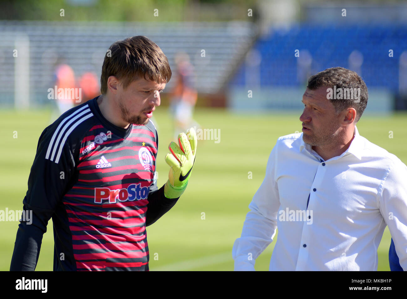 MINSK, BIELORRUSIA - Mayo 6, 2018: el portero Gorbunov conversaciones con entrenador Sergei Gurenko después de la Premier League de fútbol bielorruso partido entre el FC Dinamo Minsk y FC Shakhtar al Traktor Stadium Foto de stock