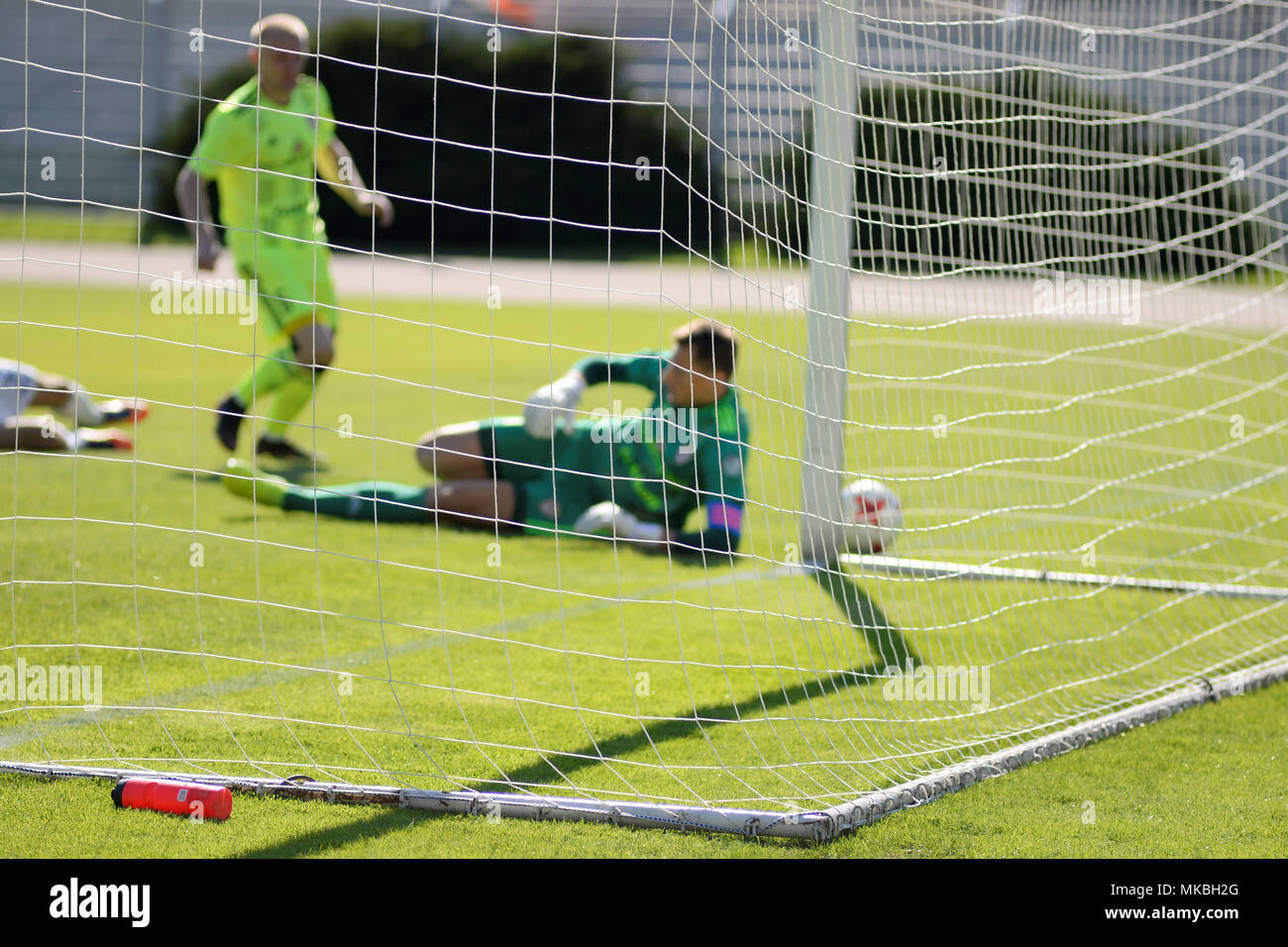 MINSK, BIELORRUSIA - Mayo 6, 2018: los jugadores de fútbol lucha por la pelota durante el partido de fútbol de la Liga Premier de Belarús entre el FC Dinamo Minsk y FC Shakhtar al Traktor Stadium Foto de stock