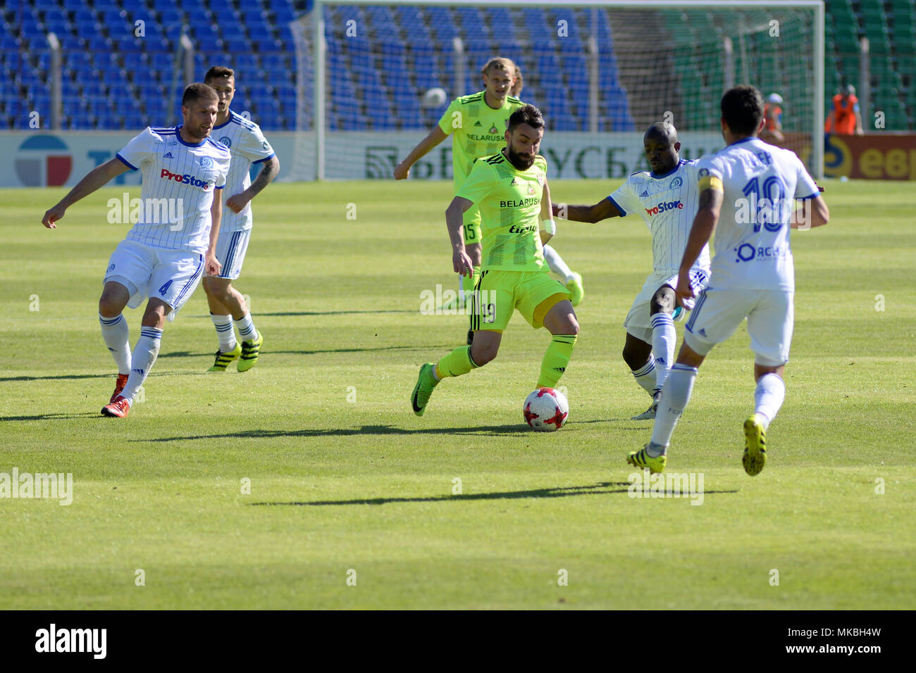 MINSK, BIELORRUSIA - Mayo 6, 2018: los jugadores de fútbol lucha por la pelota durante el partido de fútbol de la Liga Premier de Belarús entre el FC Dinamo Minsk y FC Shakhtar al Traktor Stadium Foto de stock