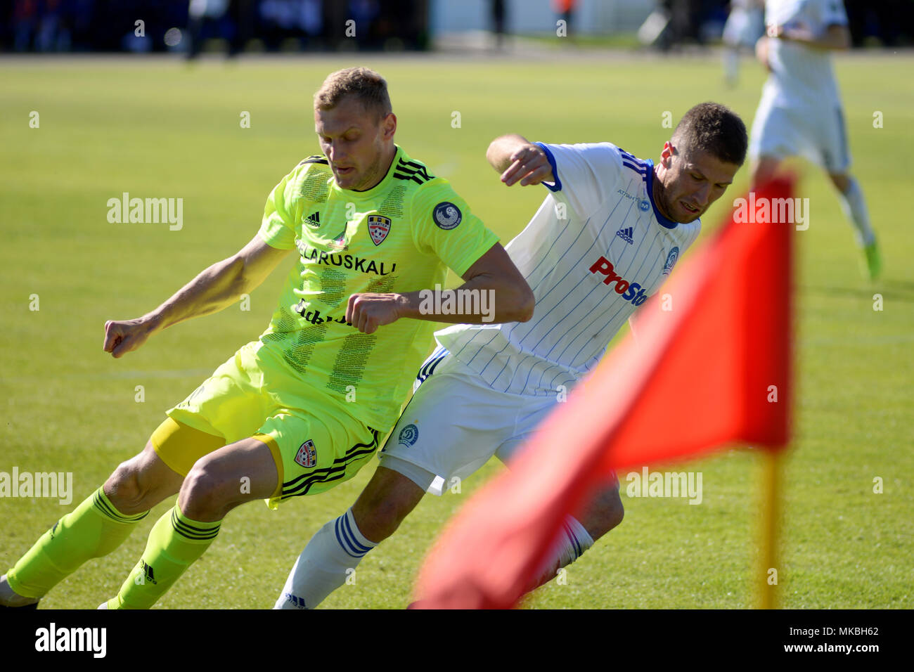 MINSK, BIELORRUSIA - Mayo 6, 2018: los jugadores de fútbol lucha por la pelota durante el partido de fútbol de la Liga Premier de Belarús entre el FC Dinamo Minsk y FC Shakhtar al Traktor Stadium Foto de stock