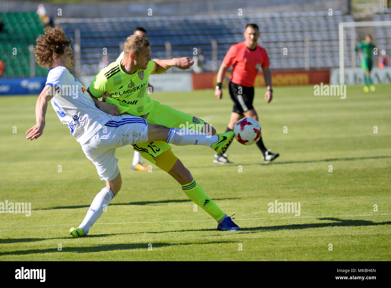 MINSK, BIELORRUSIA - Mayo 6, 2018: los jugadores de fútbol lucha por la pelota durante el partido de fútbol de la Liga Premier de Belarús entre el FC Dinamo Minsk y FC Shakhtar al Traktor Stadium Foto de stock