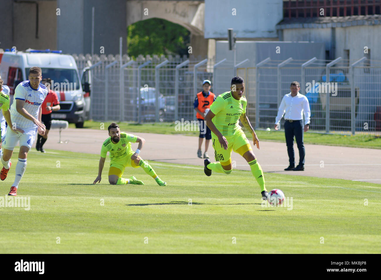 MINSK, BIELORRUSIA - Mayo 6, 2018: los jugadores de fútbol lucha por la pelota durante el partido de fútbol de la Liga Premier de Belarús entre el FC Dinamo Minsk y FC Shakhtar al Traktor Stadium Foto de stock