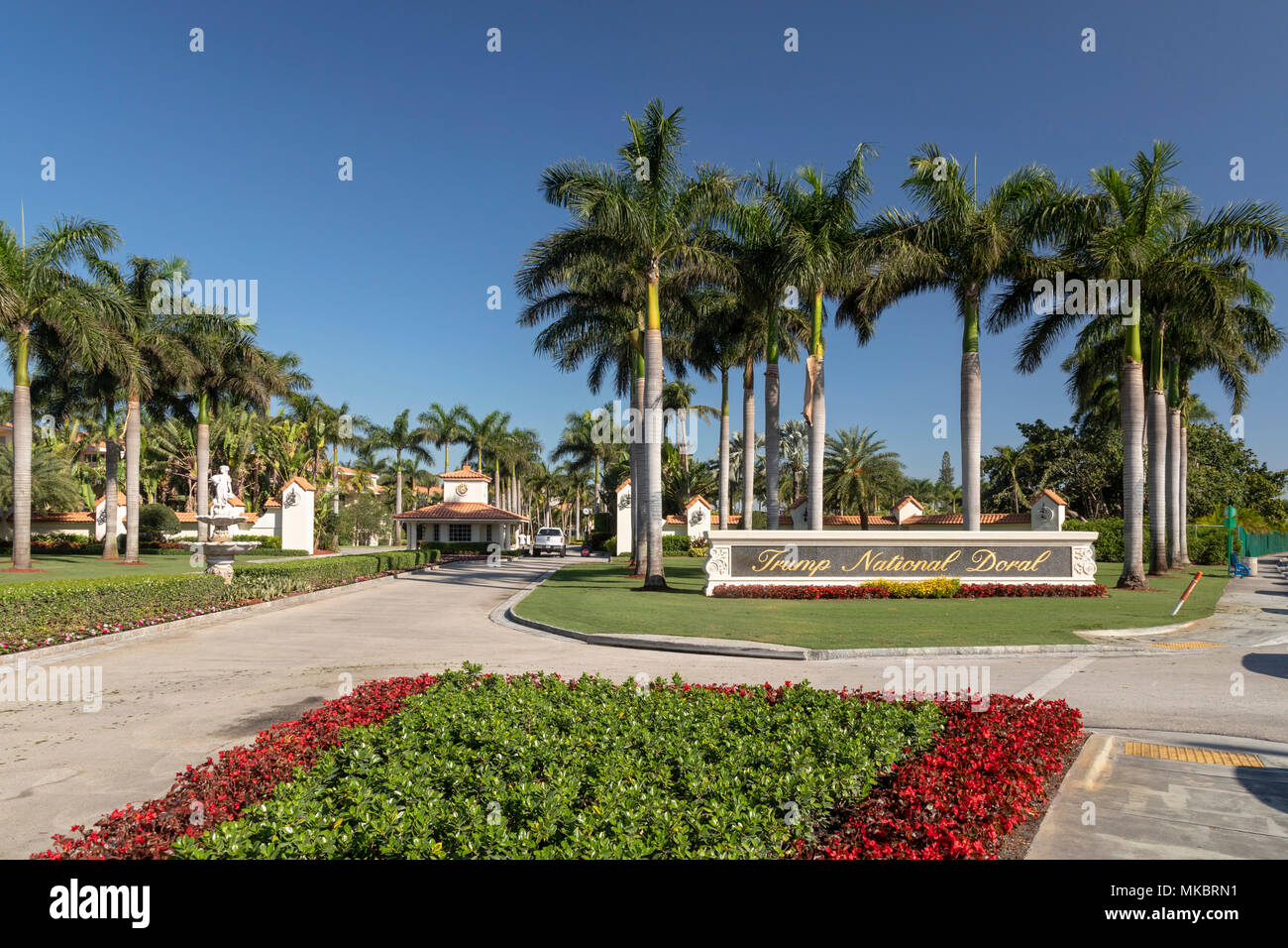 Doral, Florida - La entrada al club de golf nacional Trump Doral. El complejo incluye cuatro campos de golf y cientos de habitaciones de hotel. Foto de stock