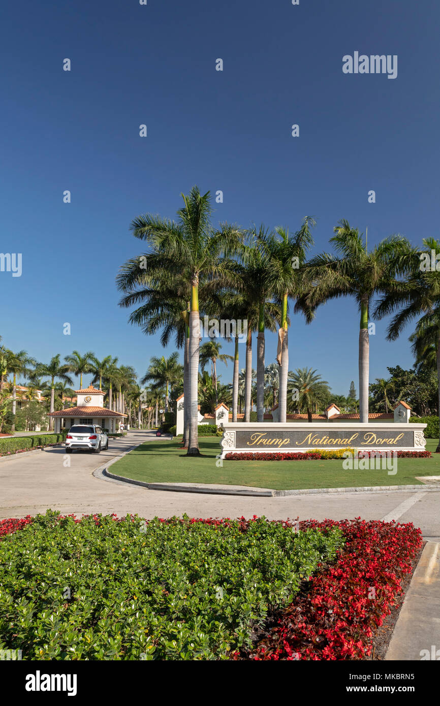 Doral, Florida - La entrada al club de golf nacional Trump Doral. El complejo incluye cuatro campos de golf y cientos de habitaciones de hotel. Foto de stock