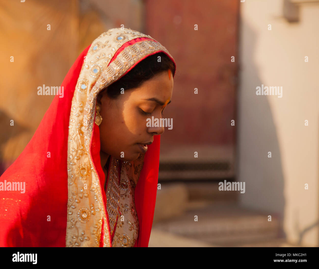 Ropa hindu mujer fotografías e imágenes de alta resolución - Alamy