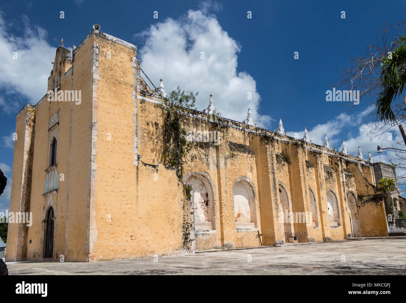 Hermosa iglesia abandonada. templo católico en la ciudad de México muestra  signos de deterioro y tiempo Fotografía de stock - Alamy