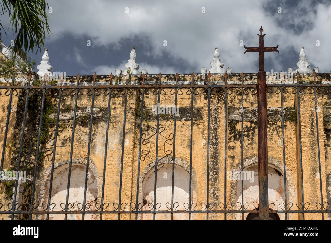 Hermosa iglesia abandonada. templo católico en la ciudad de México muestra signos de deterioro y tiempo Fotografía de stock - Alamy Hermosa iglesia abandonada. templo católico en la ciudad de México muestra signos de deterioro y tiempo Fotografía de stock - Alamy