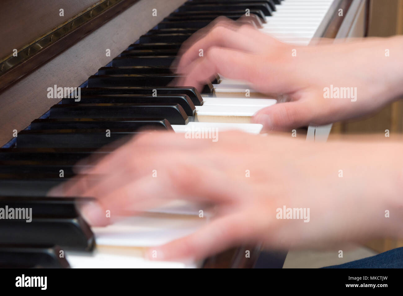Cerca de manos de mujer tocando el piano con el desenfoque de movimiento Foto de stock