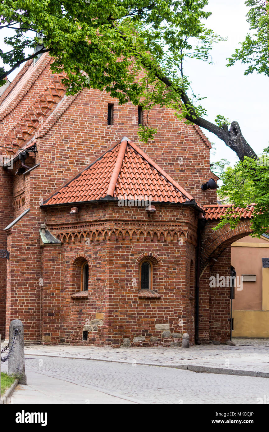 Iglesia de ladrillo antiguo de estilo románico. Ábside en el East side y Dumpling gate.Mosaico, decoración de ladrillo. St.Giles iglesia en Wroclaw, Polonia . Foto de stock