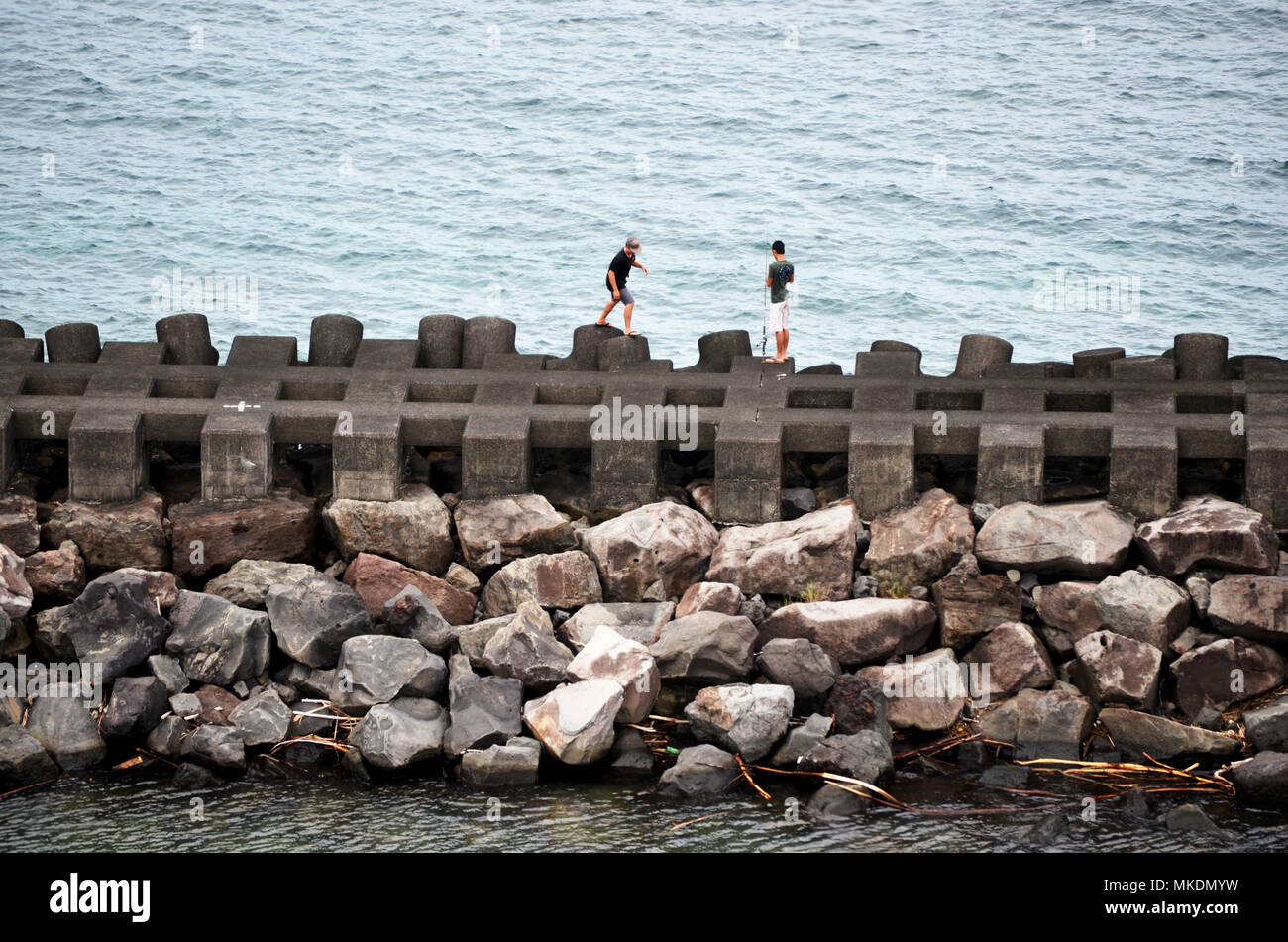 Muchachos jugando en el malecón Foto de stock