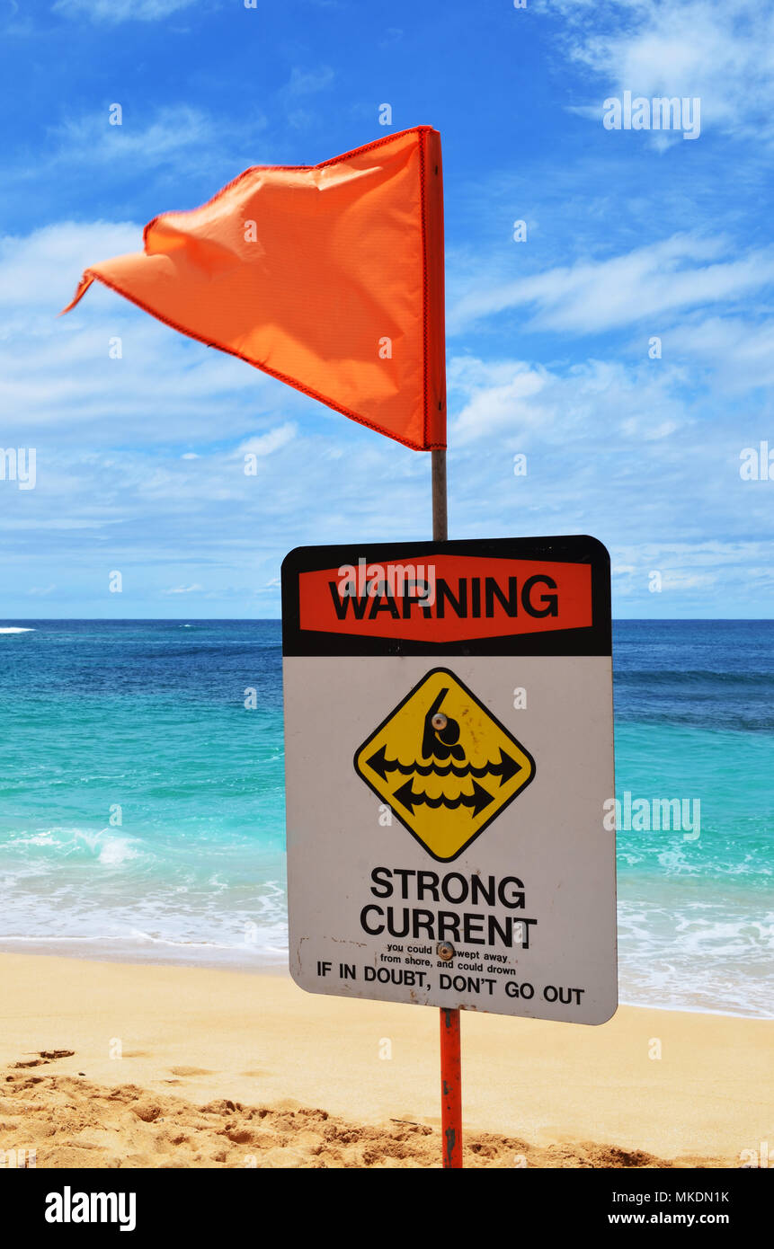 Señal de advertencia en la playa Foto de stock