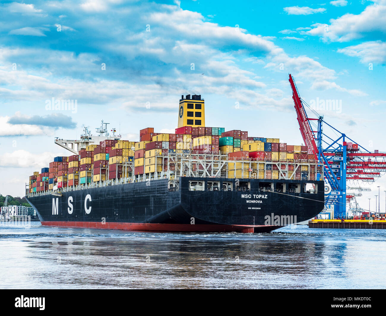 Buque portacontenedores del Comercio Mundial el Comercio Mundial el Comercio Internacional - MSC Topacio buque contenedor llega a Puerto de Hamburgo, uno de los grandes puertos de Europa. Foto de stock