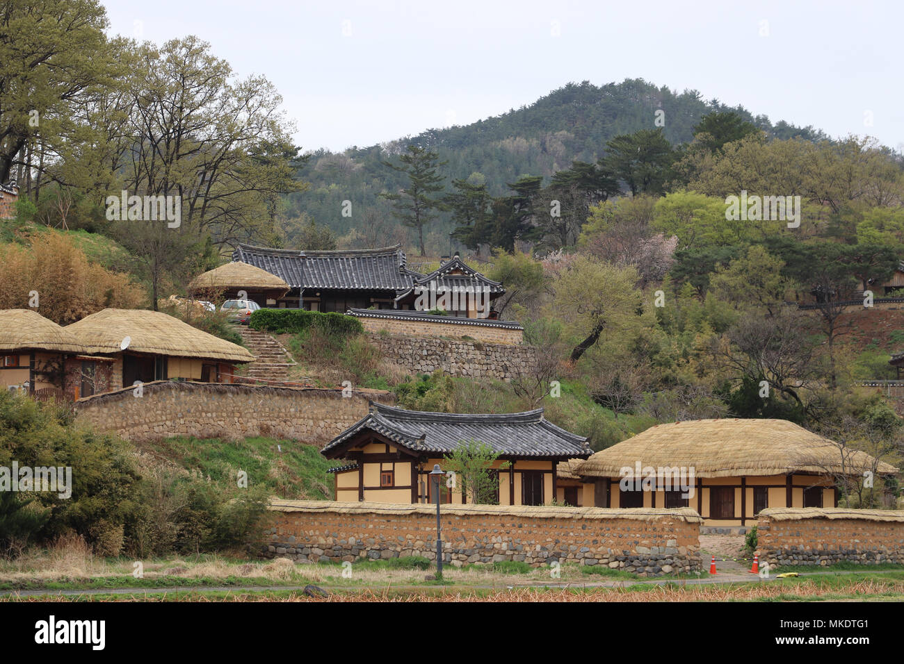 En Yangdong Village, Corea del Sur, casas del siglo XV se conservan en este sitio UNESCO.de techos de paja y techo de tejas, casas construidas sobre colinas, árboles, montañas. Foto de stock