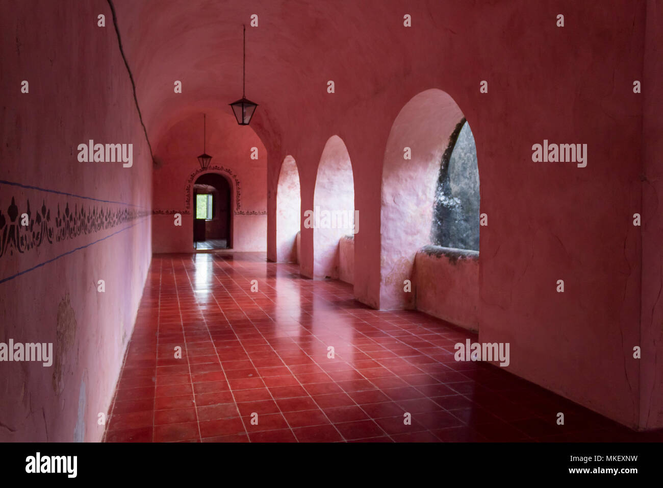 Corredores de rosa en la casa colonial. Una vez un palacio para la elite,  es ahora un museo en México. Todos los pasillos y las habitaciones están  pintadas en color rosa Fotografía
