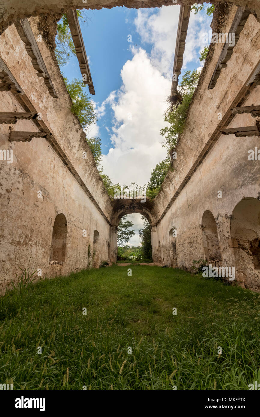 Iglesia Cristiana abandonada en la pequeña ciudad de México. Ladrillos y  paredes en ruinas muestran el paso del tiempo Fotografía de stock - Alamy