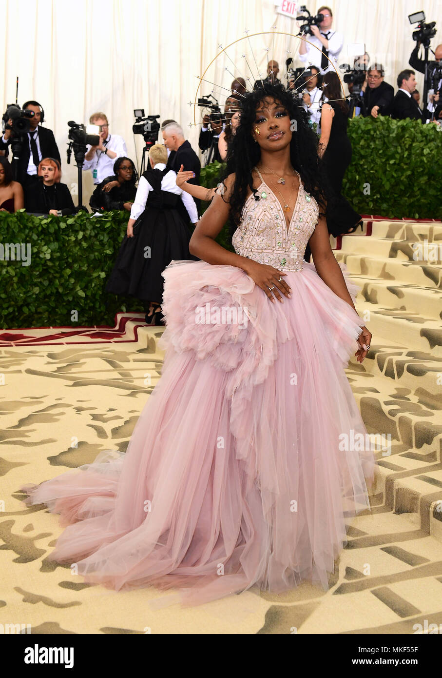 SZA asistiendo al Metropolitan Museum of Art Costume Institute