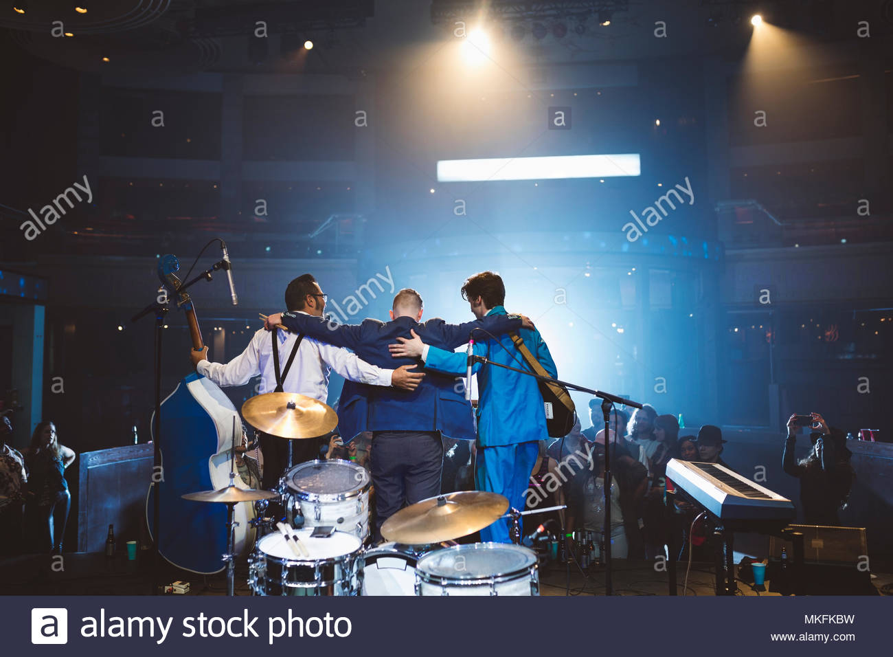 Músicos Rockabilly teniendo un arco sobre el escenario del concierto de música Foto de stock