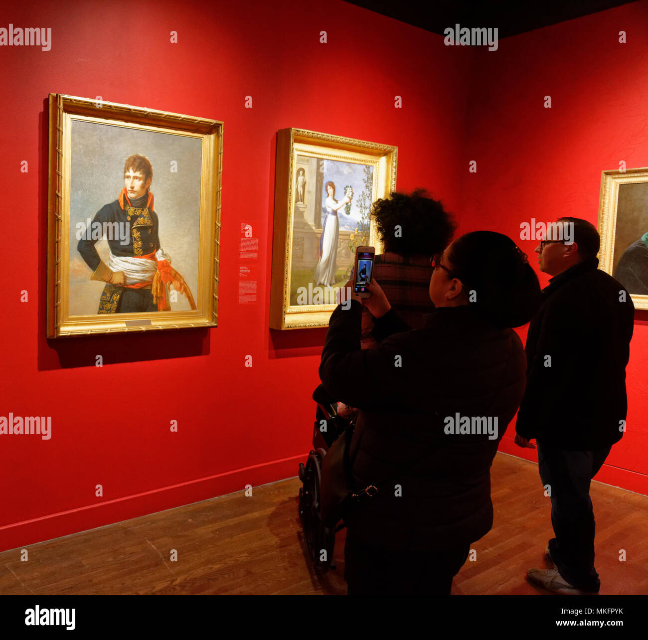 Una mujer que toma una foto de un retrato de Napoleón en el Museo de Bellas Artes de Montreal Foto de stock
