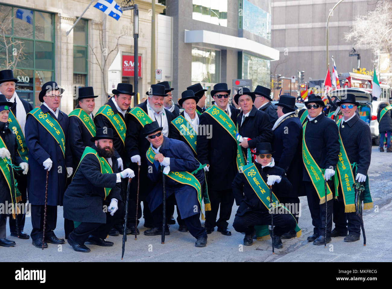 Los miembros de la Asociación de Deportes de Erin posan para una foto en el Desfile del Día de San Patricio en Montreal Foto de stock