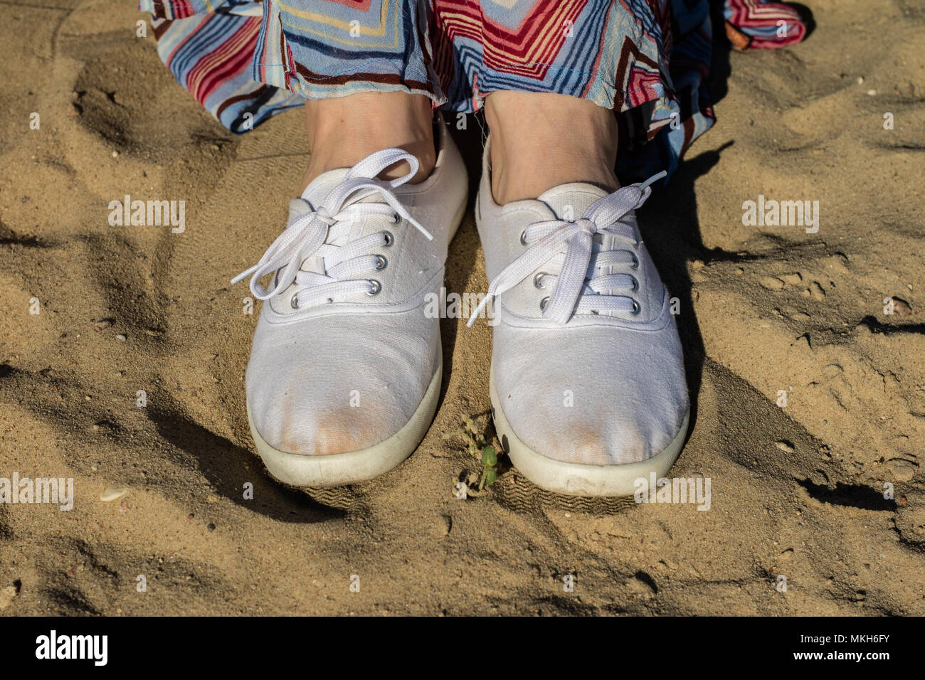 Calzado deportivo en la playa. Zapatos de mujer en un hermoso día de  primavera. La temporada de la primavera Fotografía de stock - Alamy