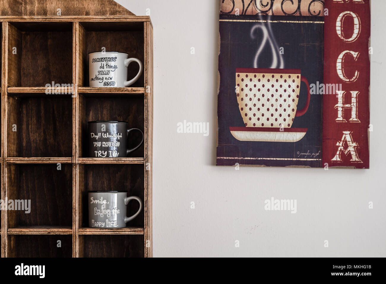 Tazas de café de cerámica rústica de madera artesanales en estante de pared  Fotografía de stock - Alamy