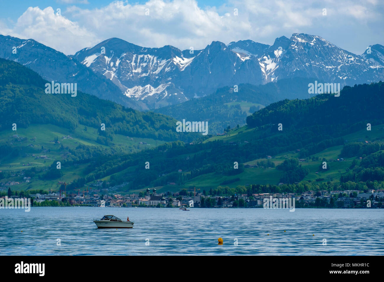 Pequeño barco a motor en el lago Obersee frente a la ciudad de Lachen, fuera de Rapperswil-Jona, Suiza, Europa Foto de stock