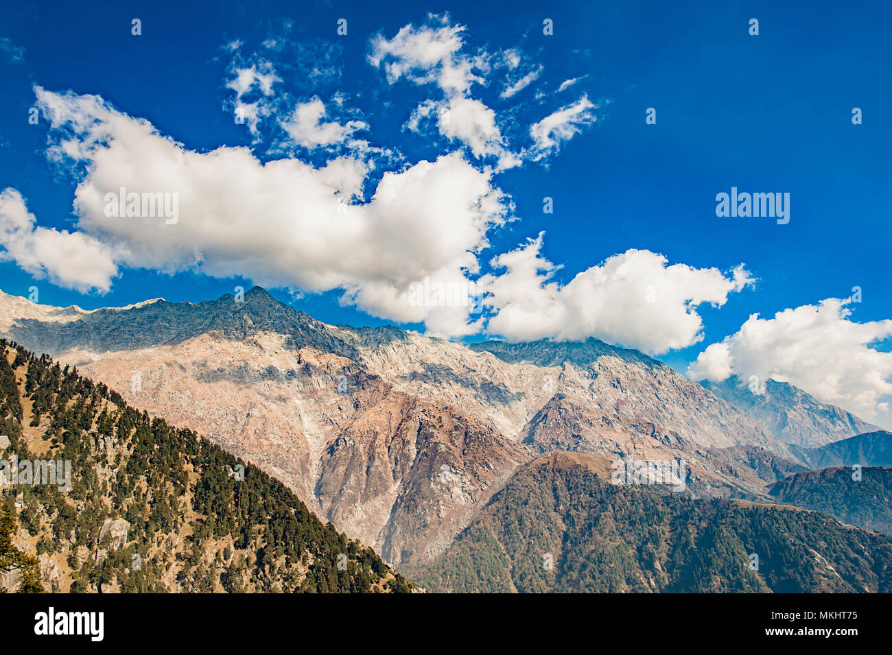 Una hermosa vista de la cordillera Dhauladhar durante un día soleado y algunas nubes. Triund, Himachal Pradesh. La India Foto de stock