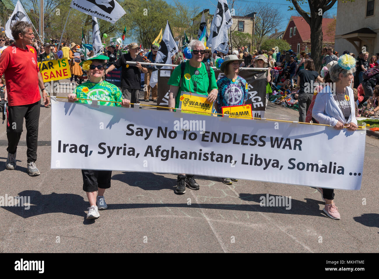 MINNEAPOLIS - el 6 de mayo de 2018: los manifestantes anti-guerra de marzo en Minneapolis' anual desfile del Día de Mayo. Foto de stock
