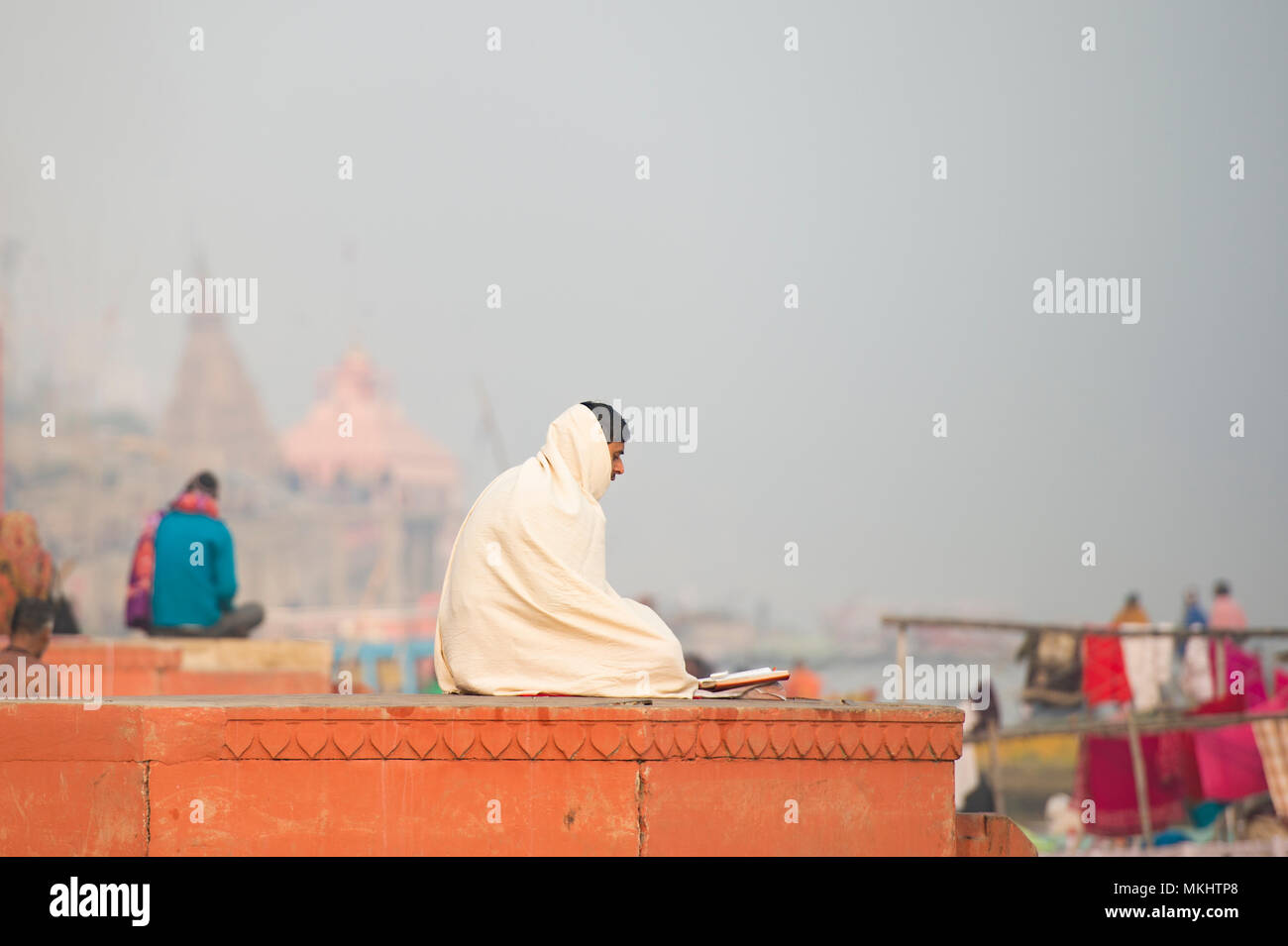 VARANASI - INDIA - 12 de enero de 2018. La meditación, el santo hombre Sadhu meditando en los ghats de Varanasi, Banaras, Uttar Pradesh, India, Asia Foto de stock