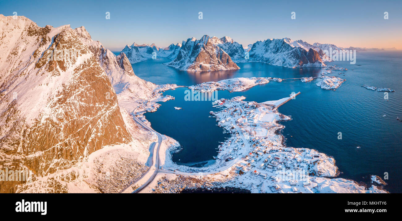 Vistas aéreas de las Islas Lofoten increíble paisaje invernal con la famosa aldea de pescadores en la Reine doradas la luz de la mañana al amanecer, Noruega Foto de stock