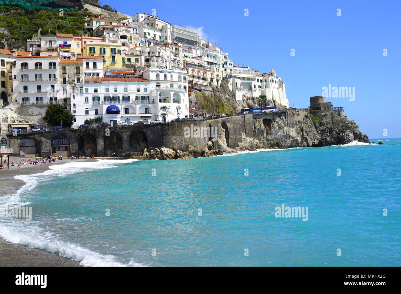 Playa con coloridas casas construidas sobre la ladera de montaña en Positano, Campania, Italia (Costa de Amalfi) Foto de stock
