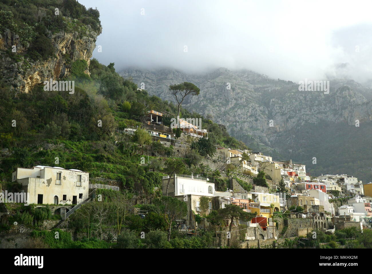 Arquitectura (casas construidas sobre la ladera de montaña), Positano, Campania, Italia (Costa de Amalfi) Foto de stock