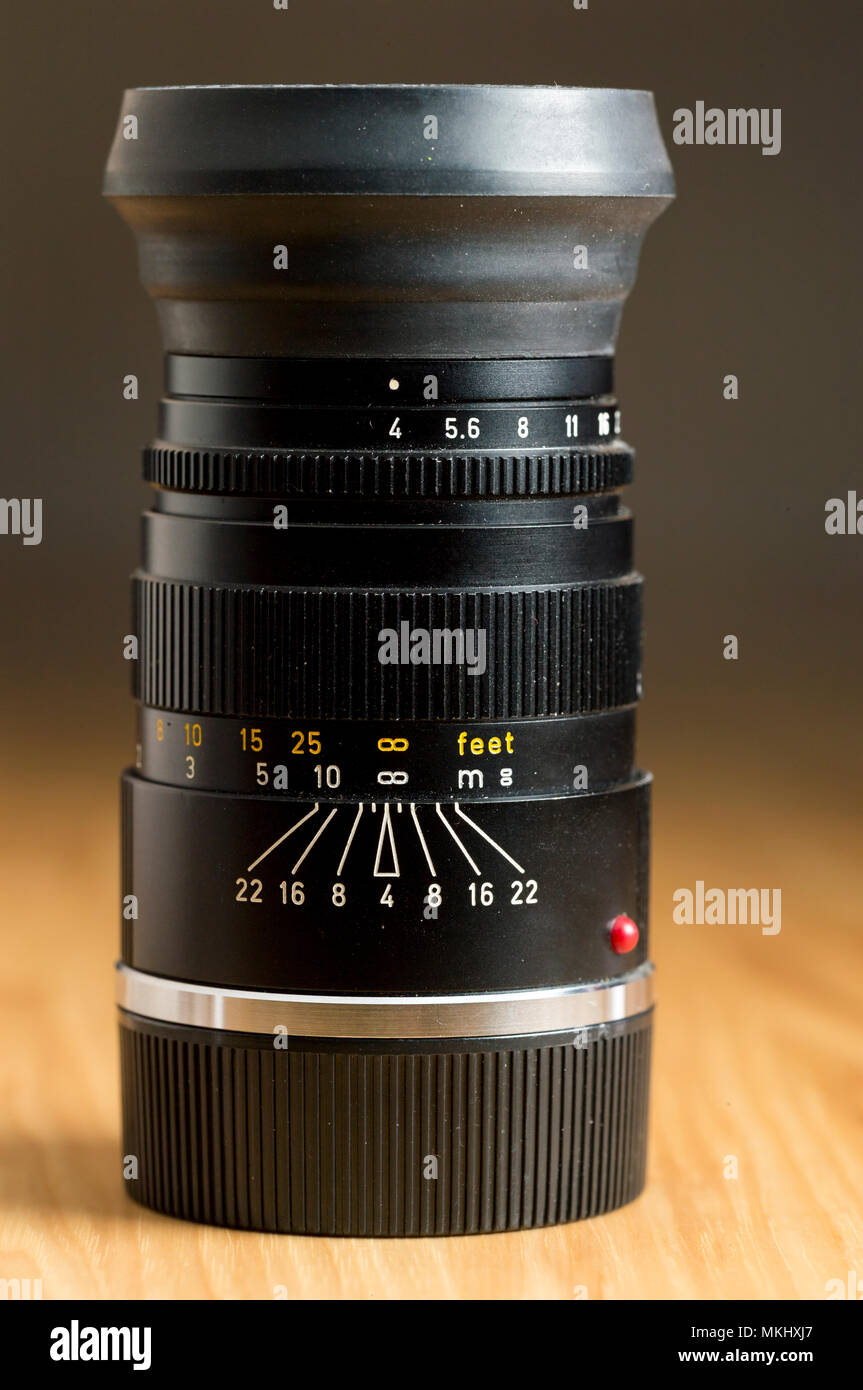 Leica M 90mm F4.0 Lente telescópica compacta con lente de goma sombra. Foto de stock