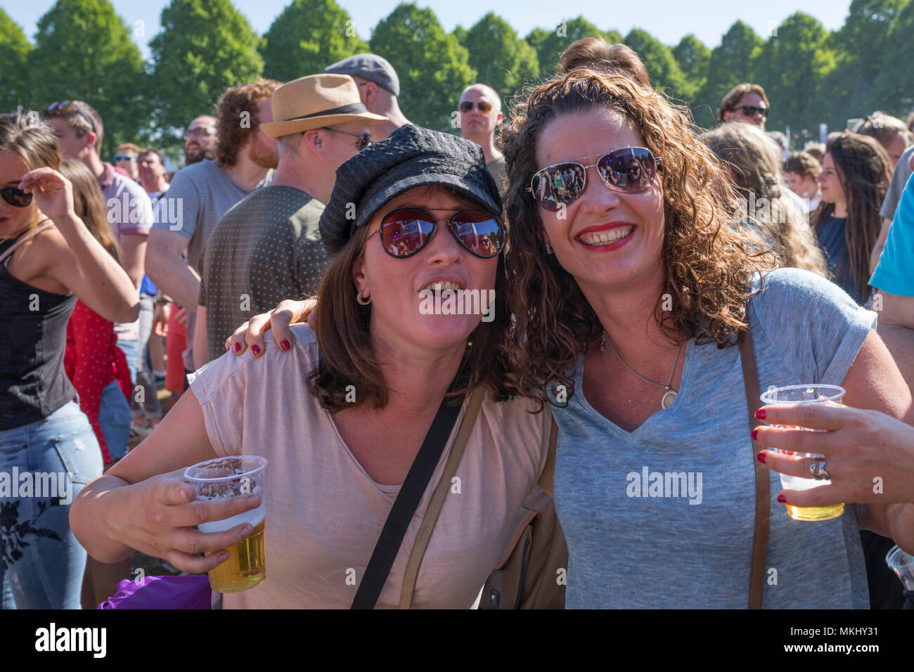 Dos chicas bebiendo una cerveza en el concierto al aire libre en los Países Bajos Foto de stock