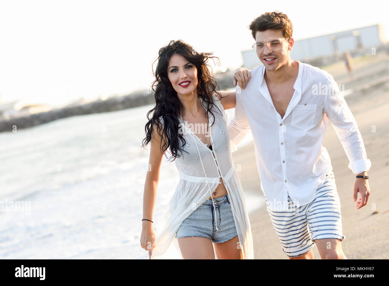 Feliz pareja joven en una hermosa. Gracioso y mujer vistiendo ropa casual Fotografía de - Alamy