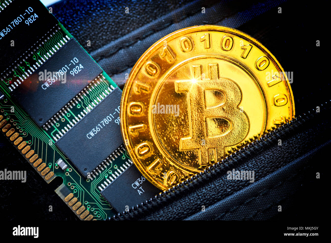Moneda con caracteres bitcoin y placa de circuitos de computadora en un monedero, Münze und Bitcoin-Zeichen mit einem Portemonnaie Computerplatine en Foto de stock
