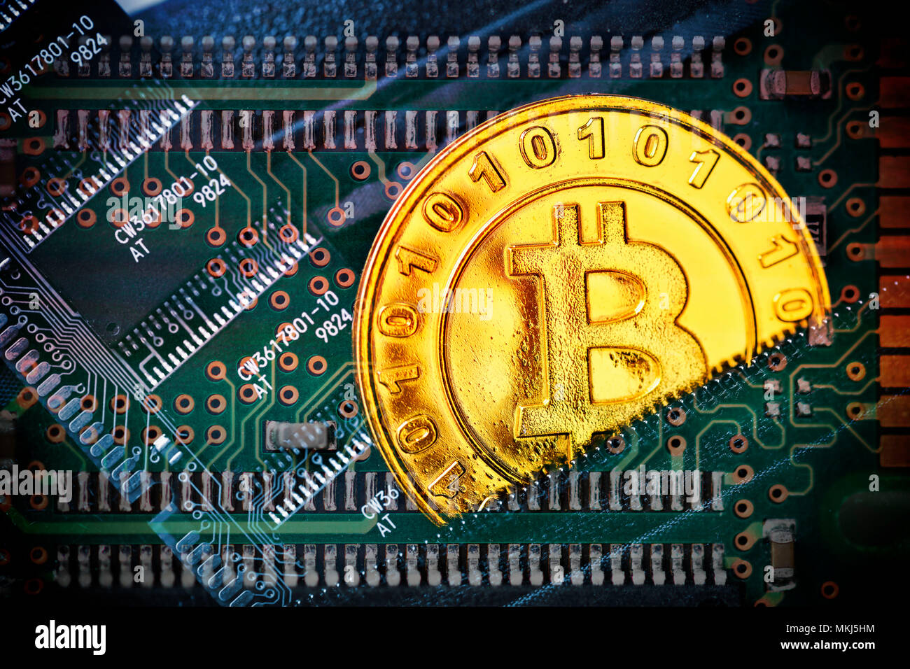 Moneda con caracteres bitcoin y placa de circuitos de computadora en un monedero, Münze und Bitcoin-Zeichen mit einem Portemonnaie Computerplatine en Foto de stock