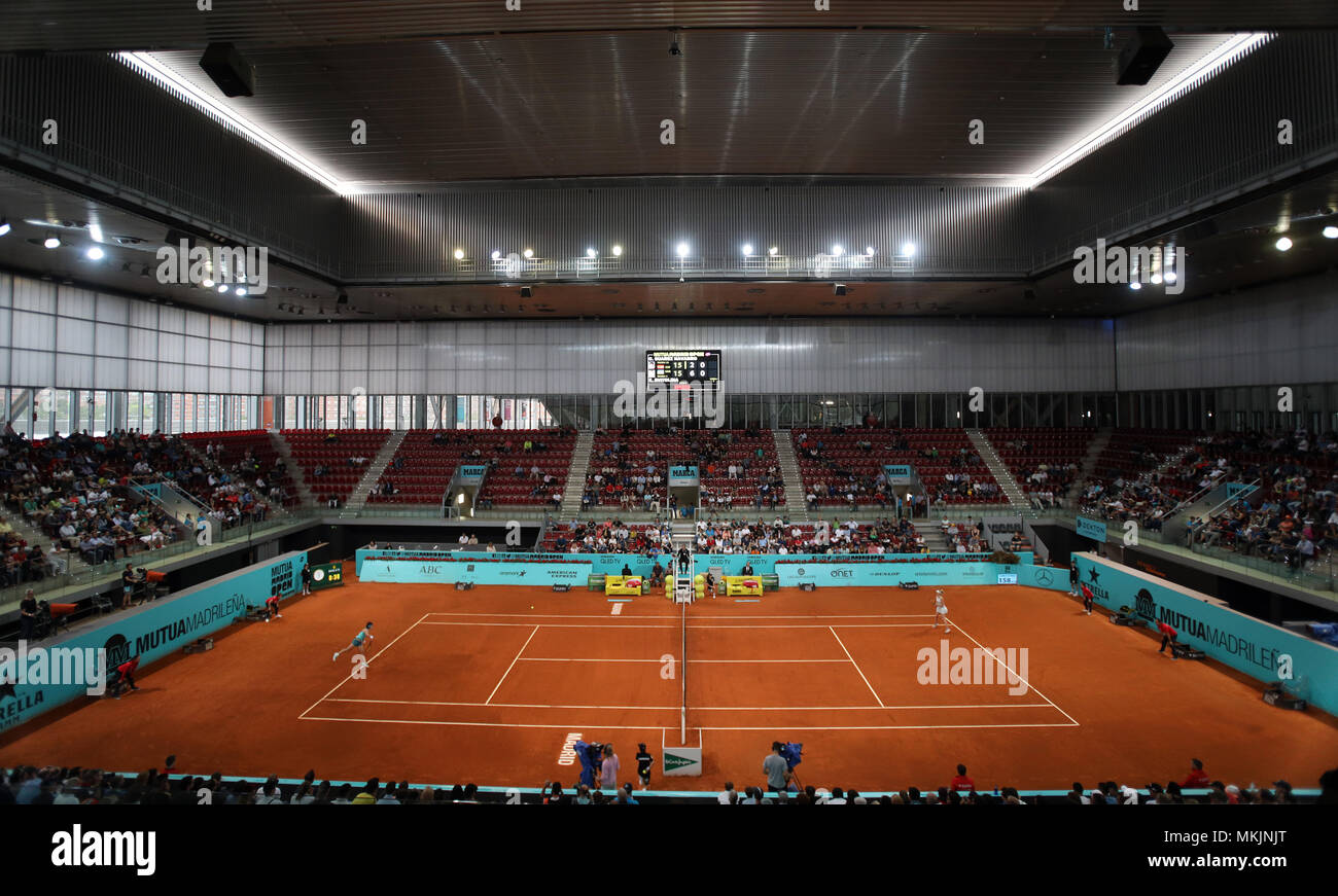 Una vista general del tribunal dos, Arantxa Sánchez Vicario durante la  segunda vuelta coinciden en el cuarto día del torneo de tenis Mutua Madrid  Open en la Caja Mágica Fotografía de stock -