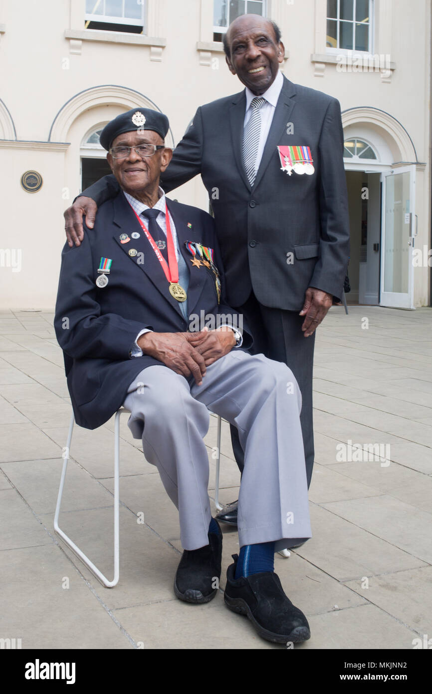 Londres, Reino Unido el 8 de mayo de 2018 veteranos de la Segunda Guerra  Mundial Allan Wilmot y Neil Flanigan MBE en el negro de archivos culturales  durante la guerra de África