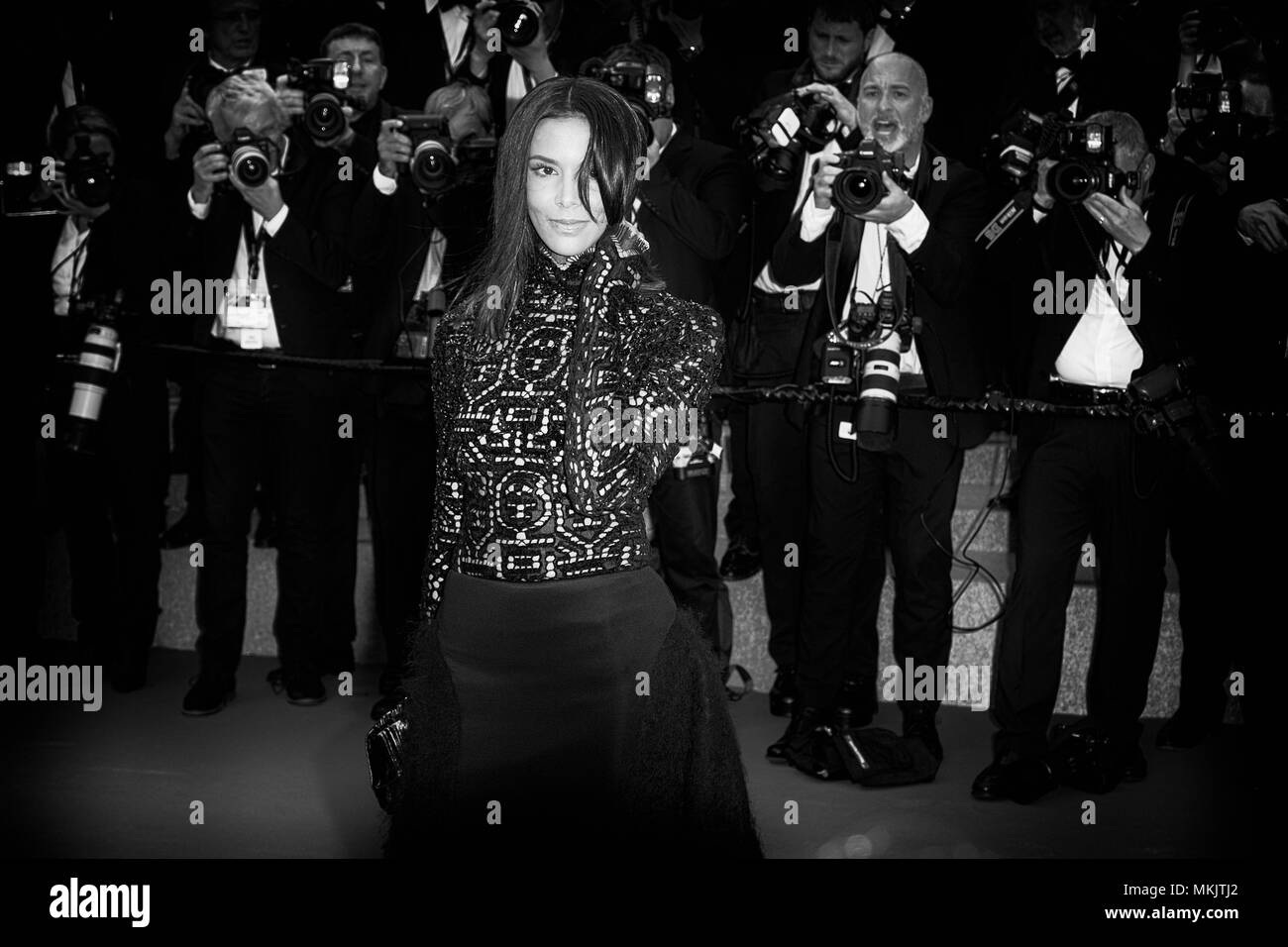 Cannes, Francia. 8 de mayo, 2018. Cantante francesa Shy'm en la ceremonia de apertura de la Gala Anual de todo el mundo sabe que el martes 8 de mayo de 2018 como parte de la 71ª edición del Festival de Cannes Internacional se celebró en el Palais des Festivals, Cannes. Foto: Tamara Marthe, Shy'm. Foto por Julie Edwards Imagen por: Julie Edwards. Crédito: Julie Edwards/Alamy Live News Foto de stock