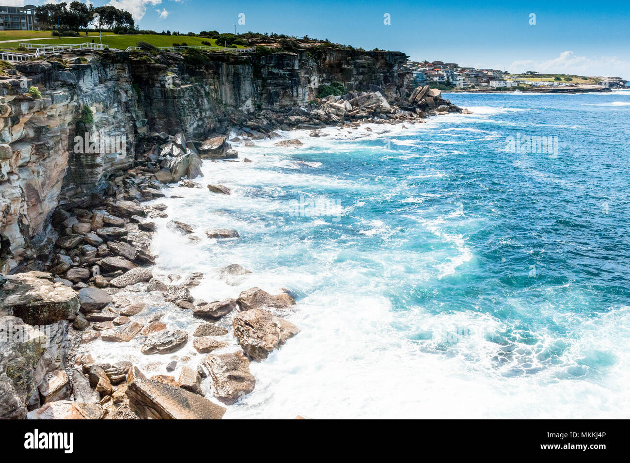 El impresionante paisaje a lo largo del célebre Coogee Beach Walk a Bondi Beach, Sydney, Australia. En este disparo enormes rocas y piedras han caído. Foto de stock