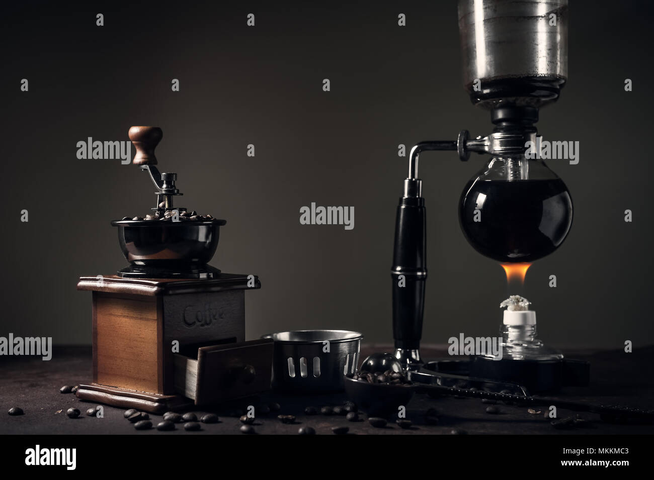 Sifón japonés cafetera y molinillo de café en la mesa de la cocina antigua  Fotografía de stock - Alamy