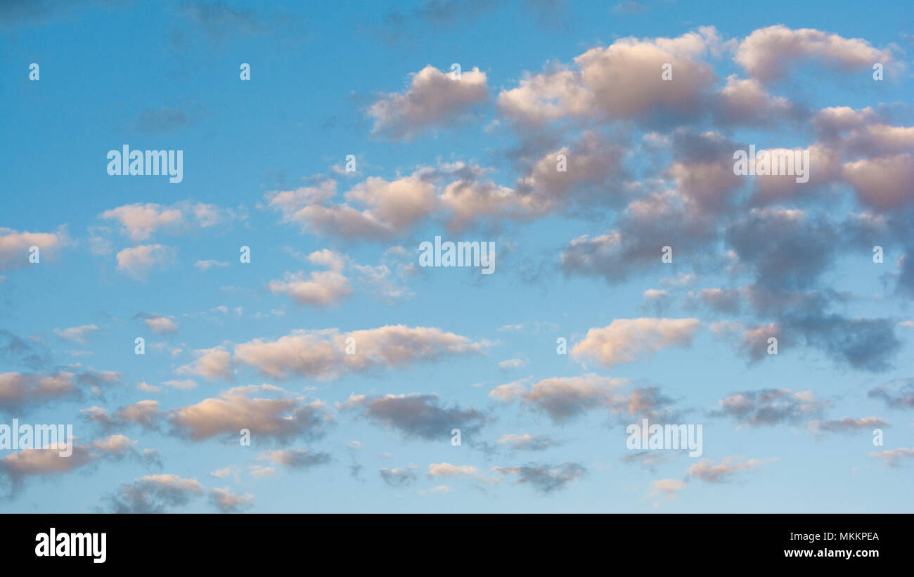 Cielo azul con cloudscape en el crepúsculo con el atardecer o amanecer. El enfoque selectivo. Foto de stock