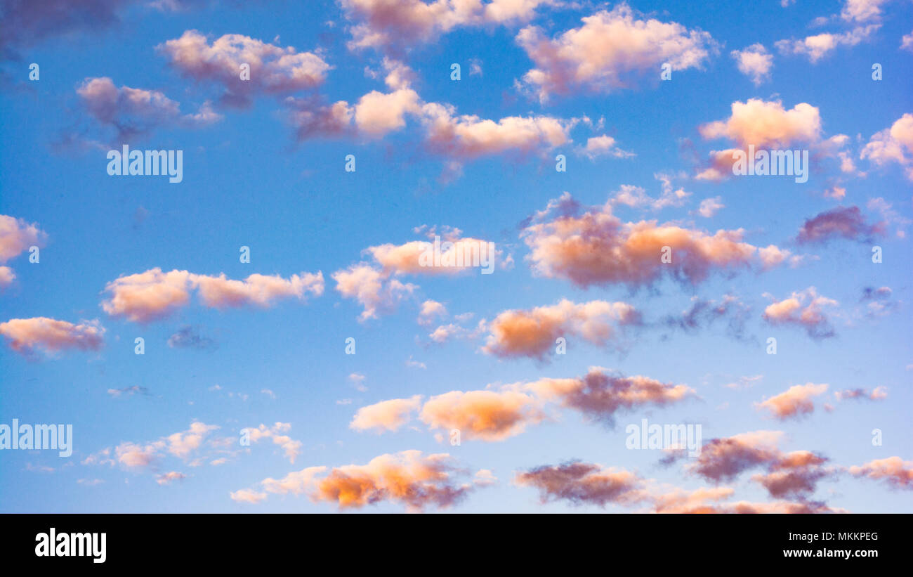 Cielo azul con cloudscape dramático en el crepúsculo con el atardecer o amanecer. El enfoque selectivo. Foto de stock