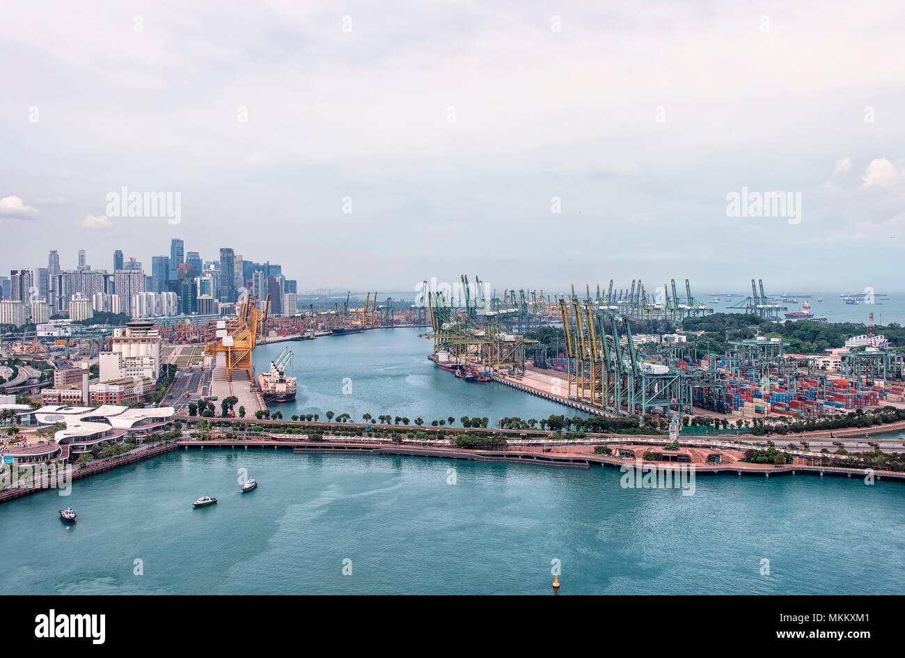 Vista aérea del puerto comercial en Singapor. Es el puerto más concurrido del mundo en términos de tonelaje total de envío. Foto de stock