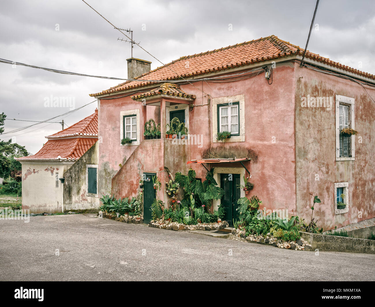 Antigua casa rural con la entrada cubierta con plantas en la Tapada da Ajuda, en Lisboa, Portugal. Foto de stock