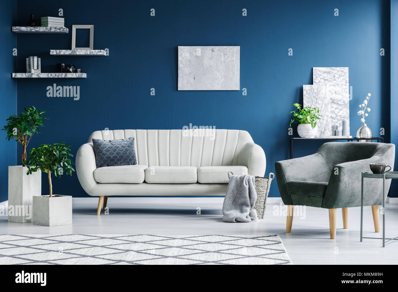 Salon Azul Interior Blanco Con Un Sofa Sillon Gris Y Decoraciones De Marmol Fotografia De Stock Alamy